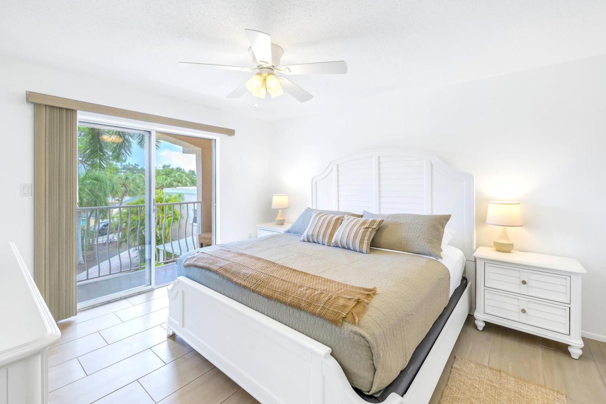 New Listing! Bayside Unit, Balcony, Private Beach! Siesta Key