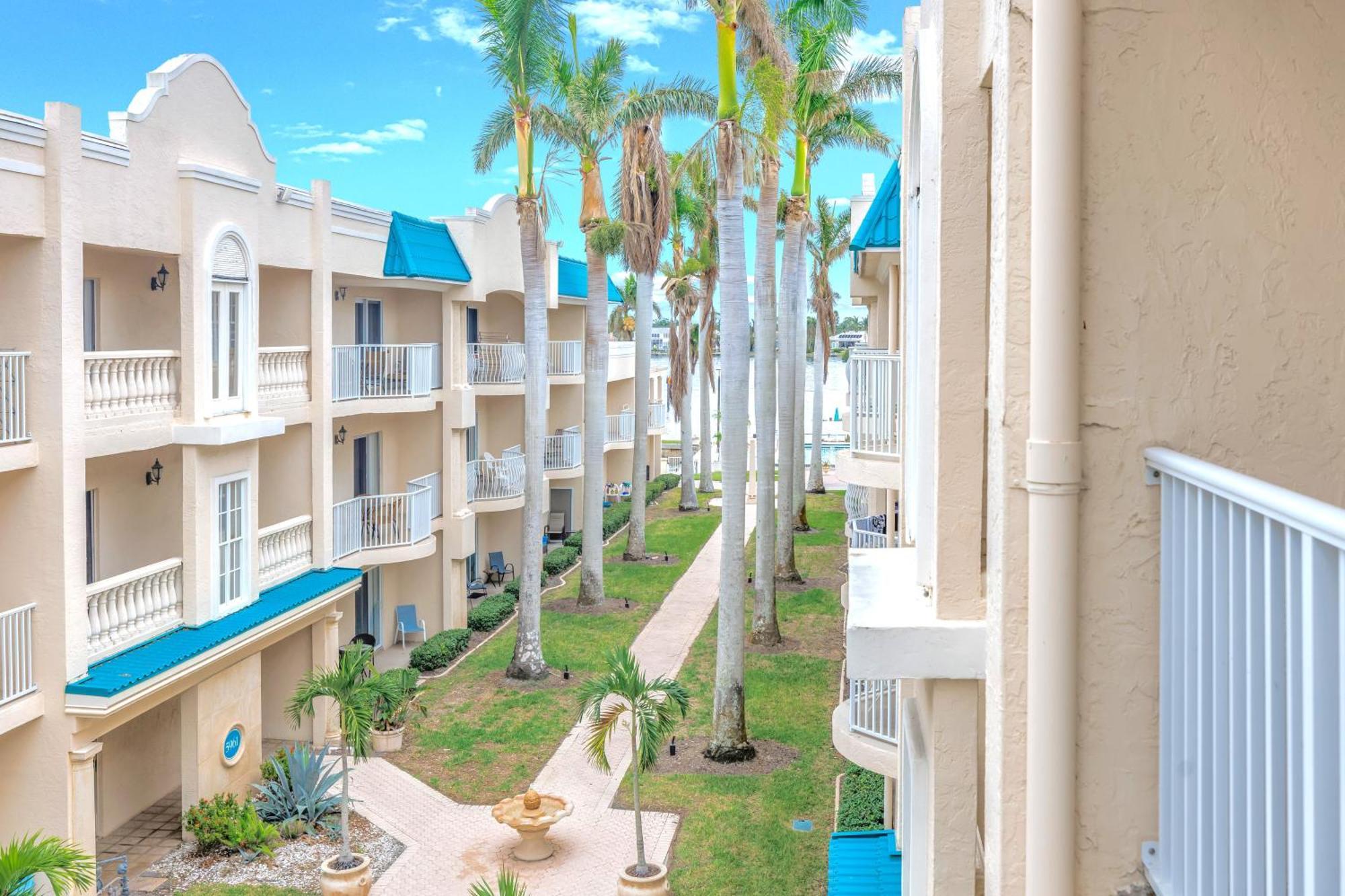 Apartment New Listing! Bayside Unit, Balcony, Private Beach! Siesta Key