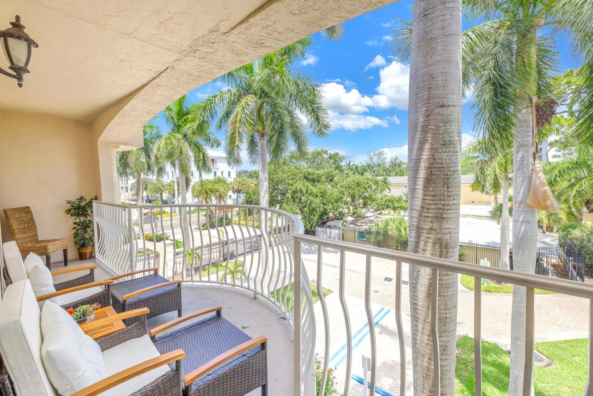 New Listing! Bayside Unit, Balcony, Private Beach! *