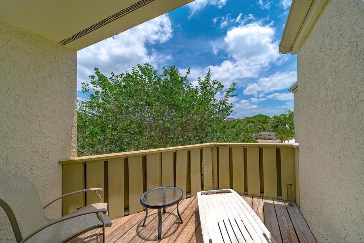 - 2 Bedroom - 3 Beds - 3 Bathroom Duplex With Heated Swimming Pool * Siesta Key