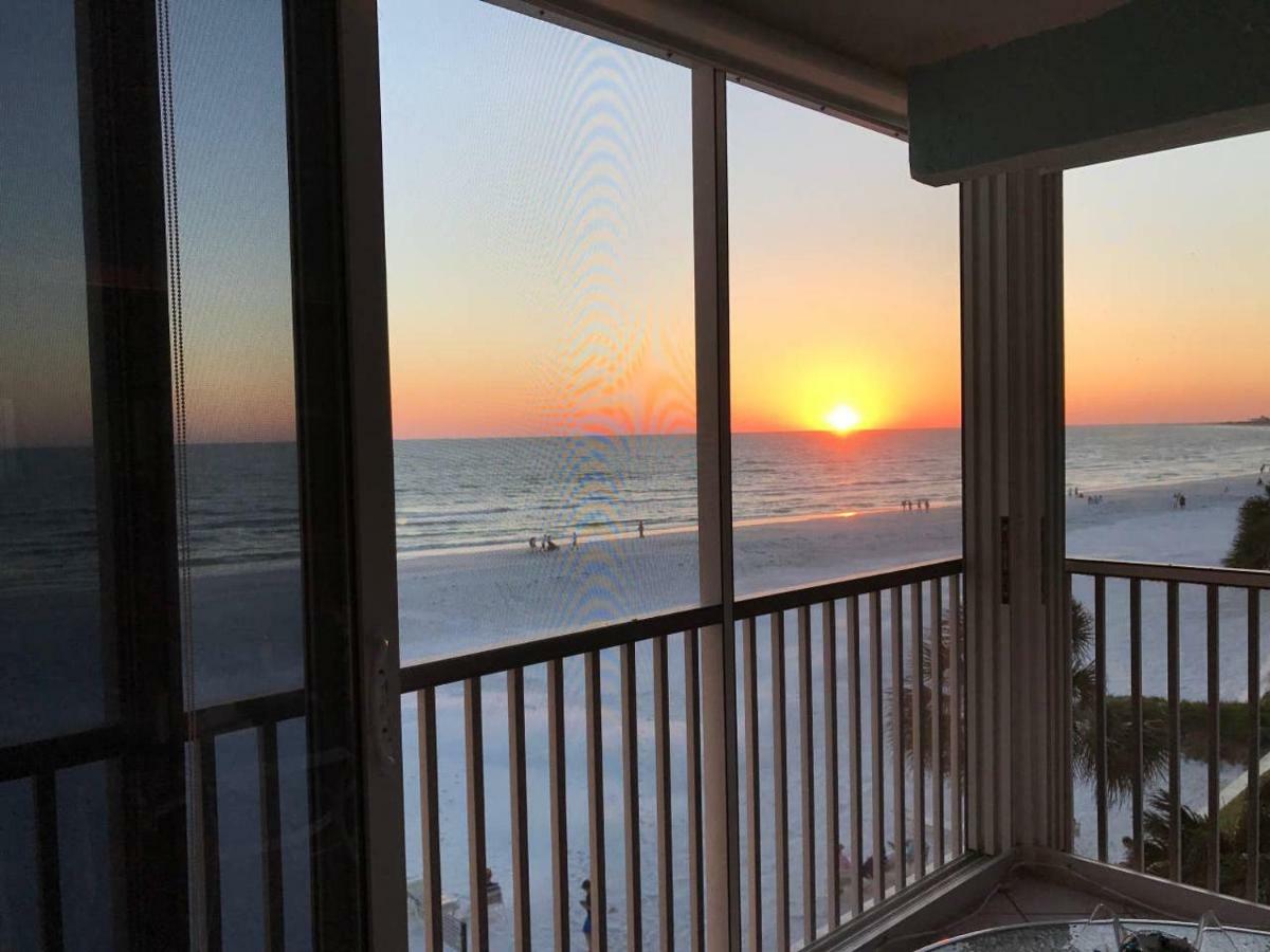 Apartment Full Beachfront. Gulf View,sunsets,pool,chairs Siesta Key