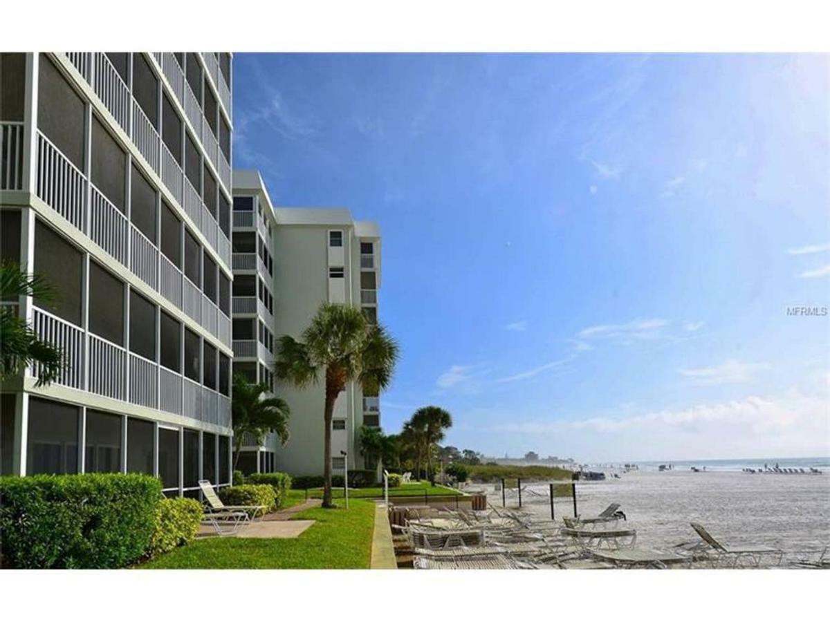 Full Beachfront. Gulf View,sunsets,pool,chairs Apartment *