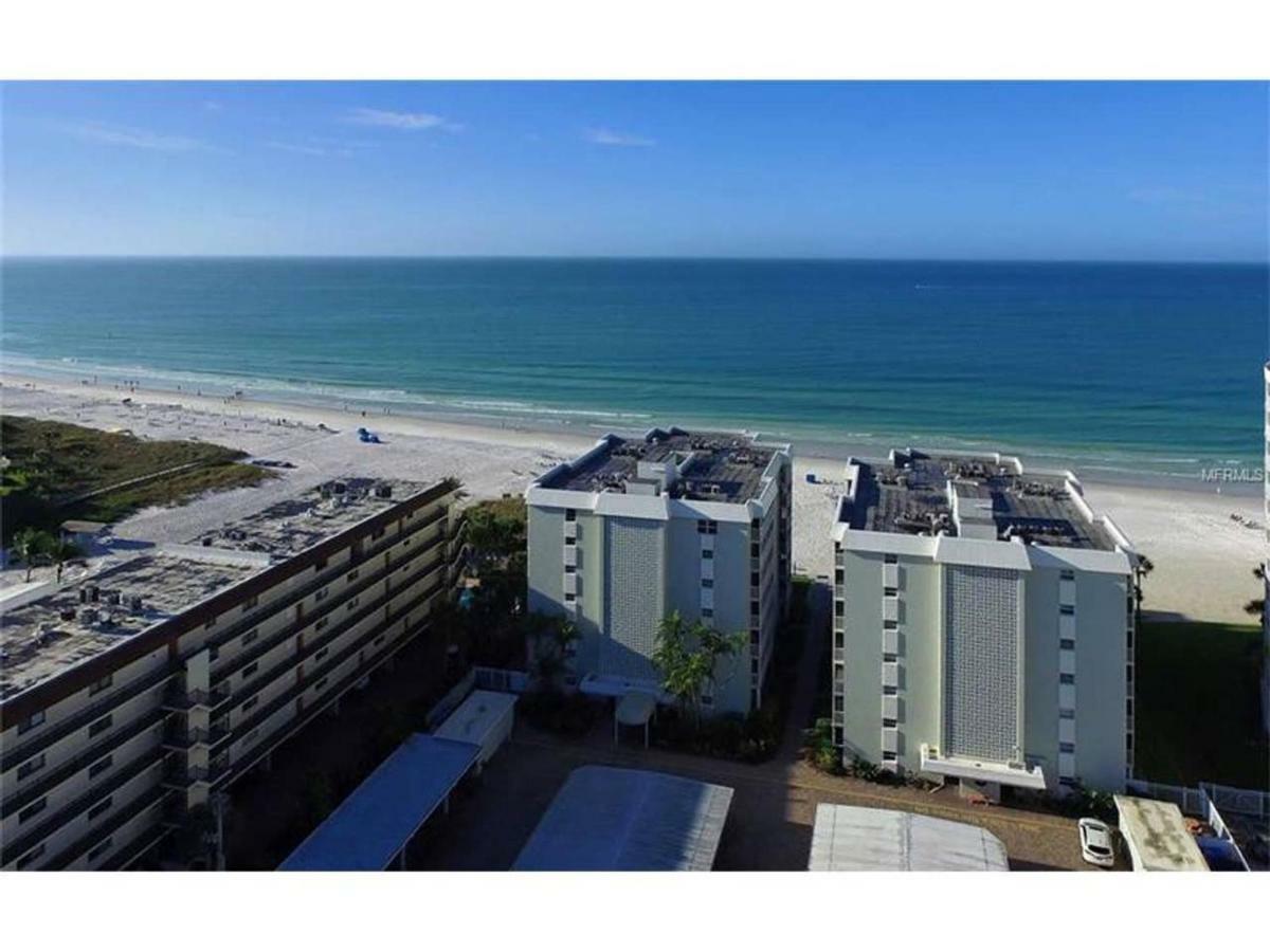 Apartment Full Beachfront. Gulf View,sunsets,pool,chairs