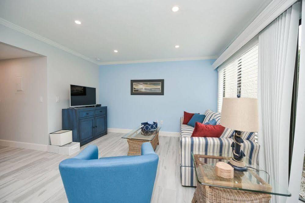 - 2 Bedroom - 3 Beds - 3 Bathroom Duplex With Heated Swimming Pool *