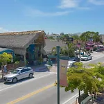 Siesta Cool: Only Minutes Walk To Siesta Beach!