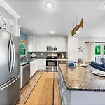 Spacious Updated Condo Just 2 Blocks To Siesta Key Beach