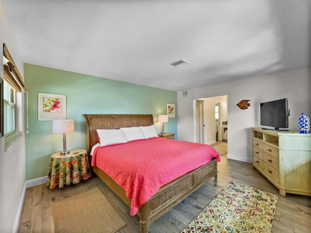 Spacious Updated Just 2 Blocks To Beach Holiday home *
