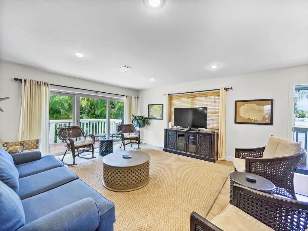Spacious Updated Just 2 Blocks To Beach *