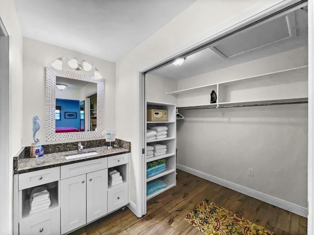 Holiday home Spacious Updated Just 2 Blocks To Beach