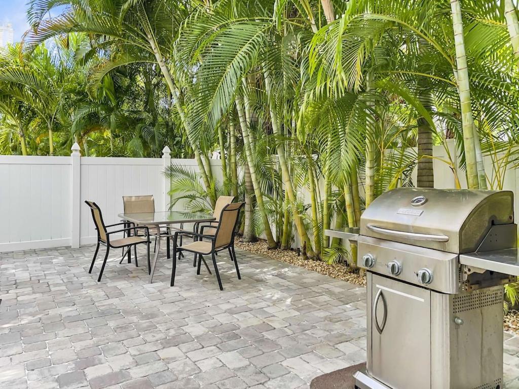 Spacious Updated Just 2 Blocks To Beach *