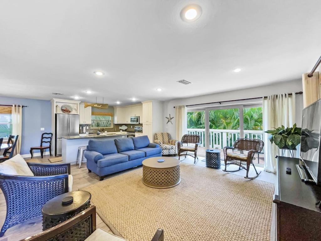 Spacious Updated Just 2 Blocks To Beach