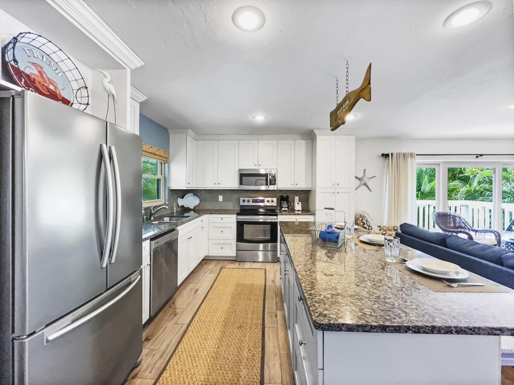 Spacious Updated Just 2 Blocks To Beach Holiday home Siesta Key