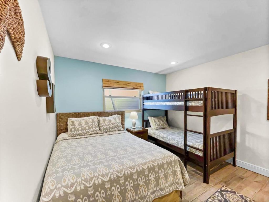 Holiday home Spacious Updated Just 2 Blocks To Beach *