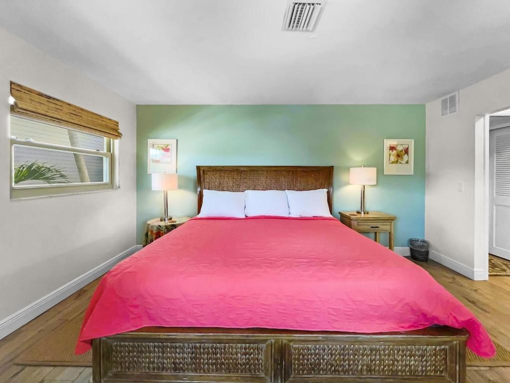 Spacious Updated Just 2 Blocks To Beach * Siesta Key
