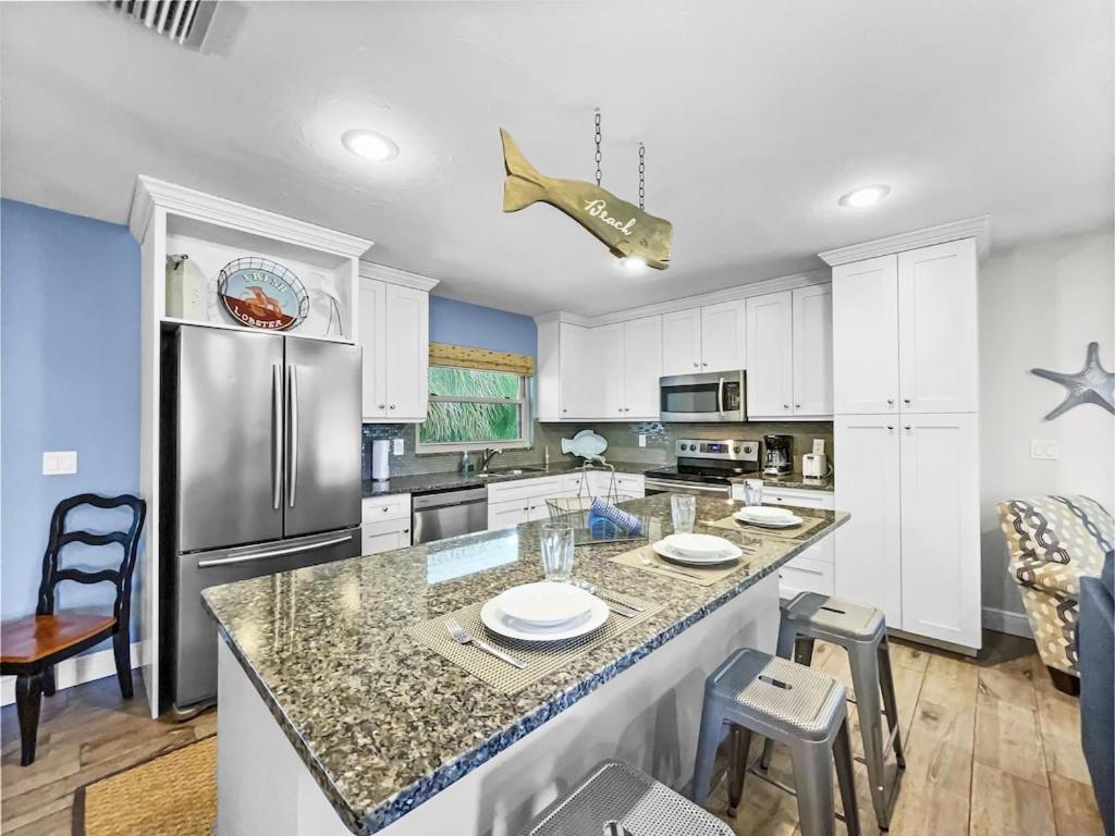 Spacious Updated Just 2 Blocks To Beach Siesta Key