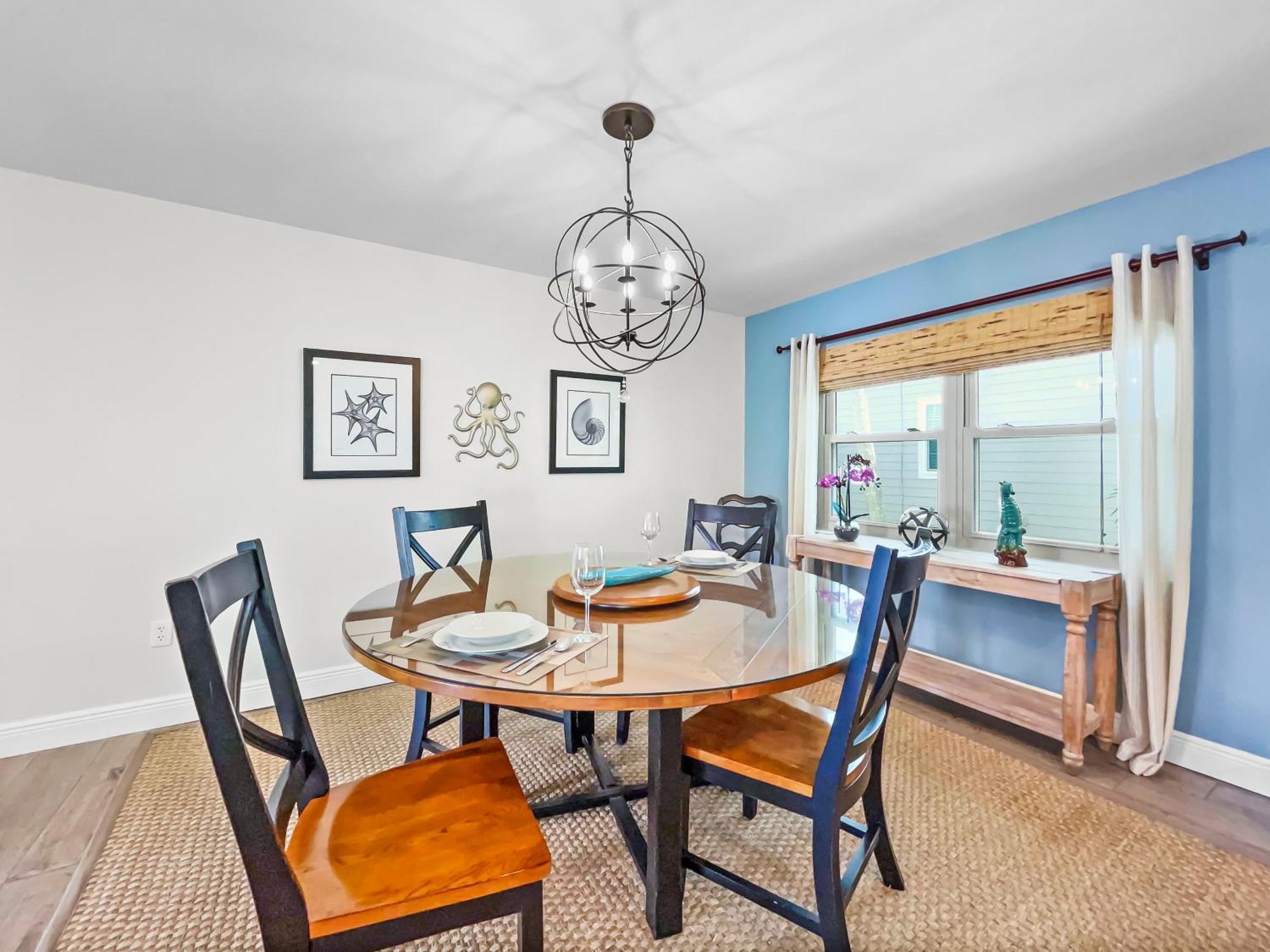 Holiday home Spacious Updated Just 2 Blocks To Beach