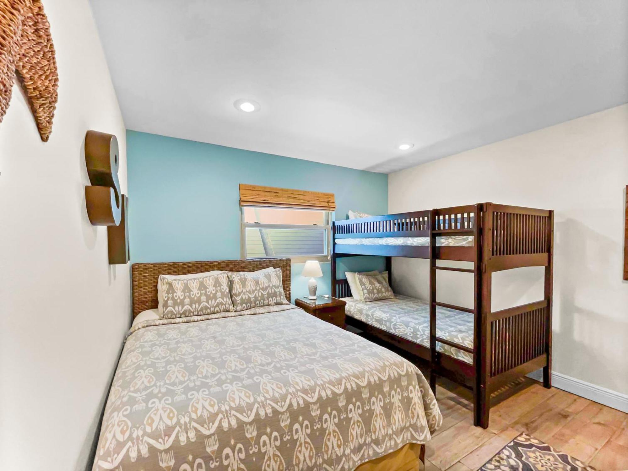 Spacious Updated Just 2 Blocks To Beach Siesta Key