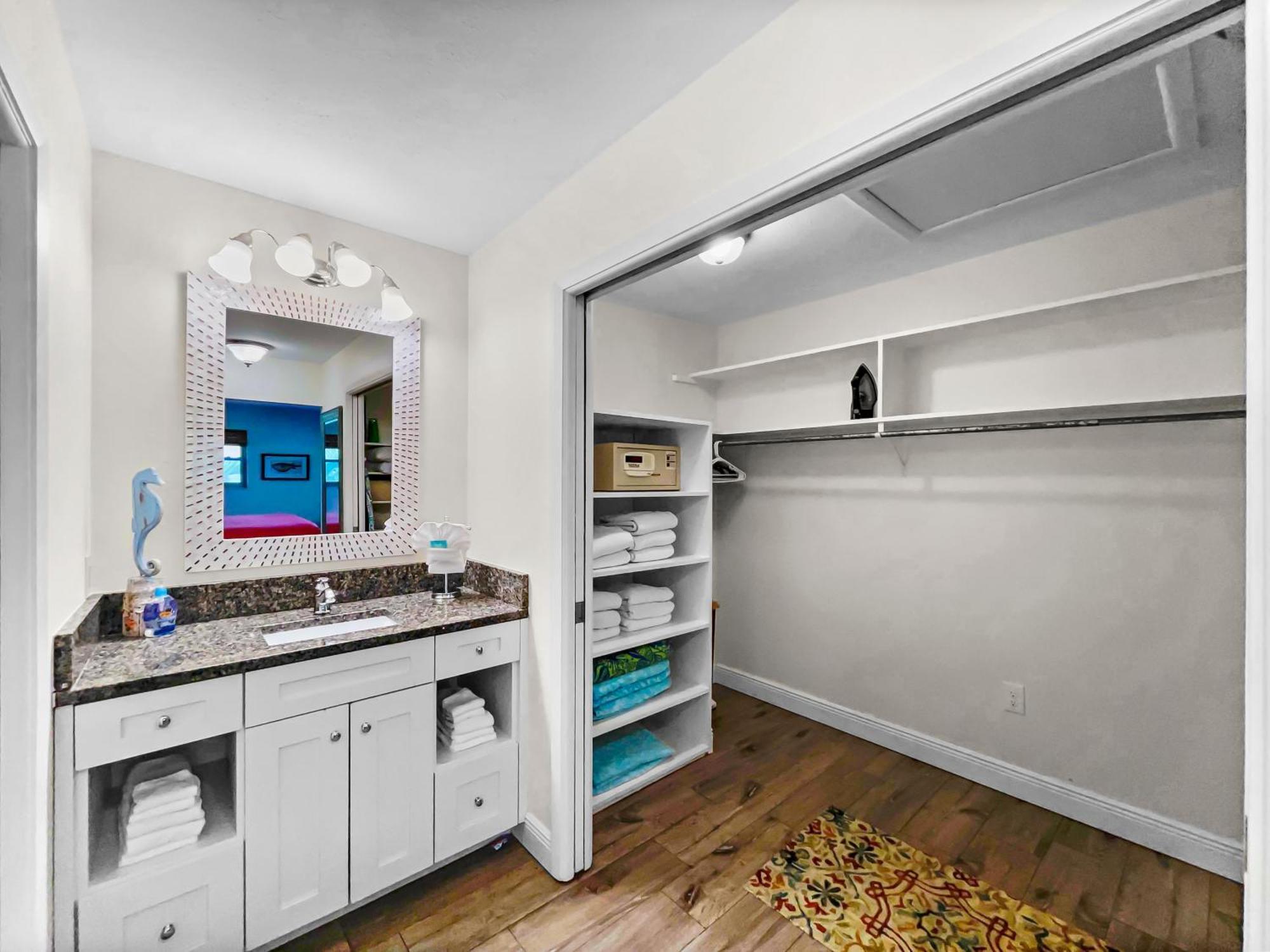Spacious Updated Just 2 Blocks To Beach Holiday home