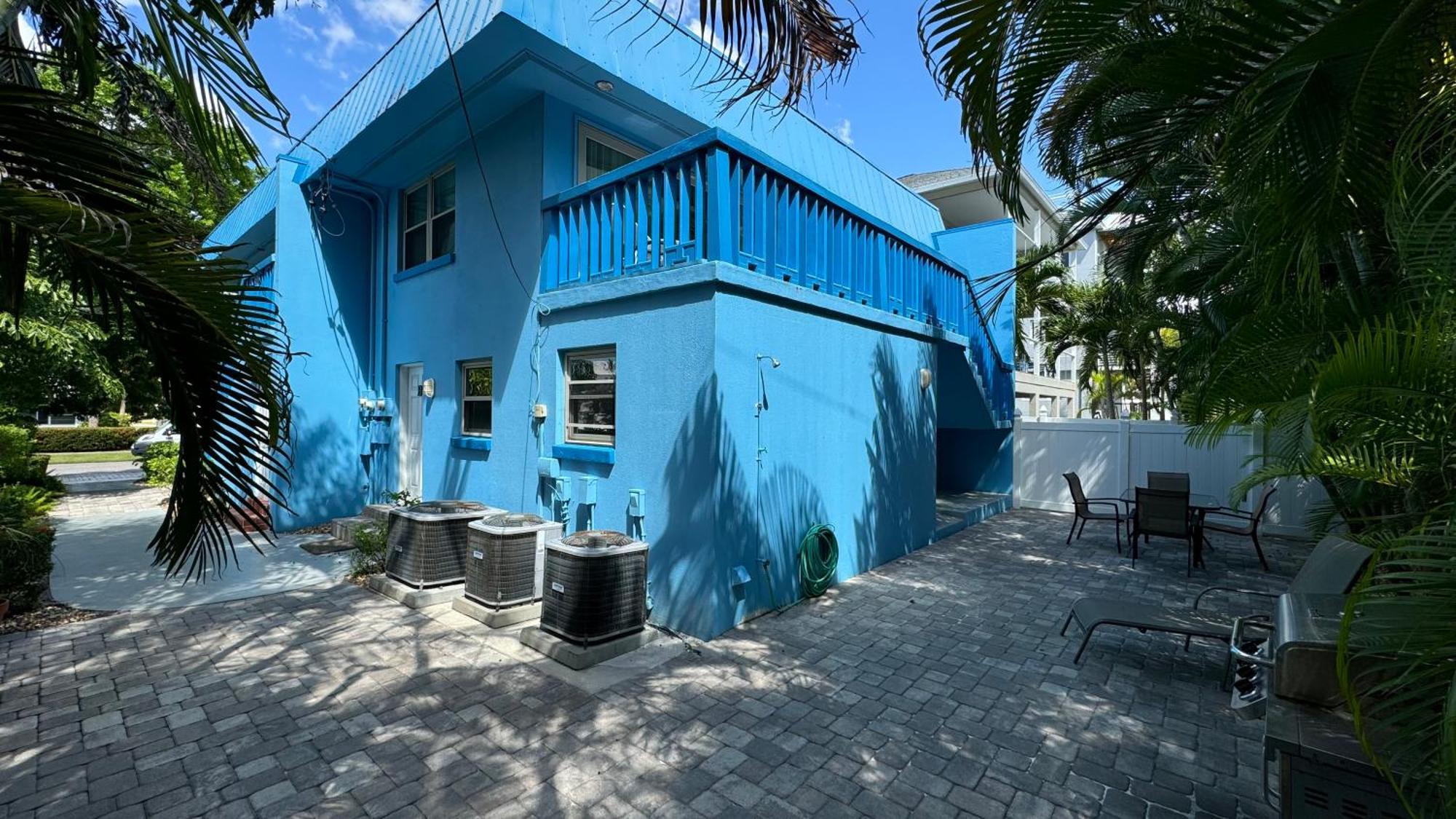 Holiday home Spacious Updated Just 2 Blocks To Beach