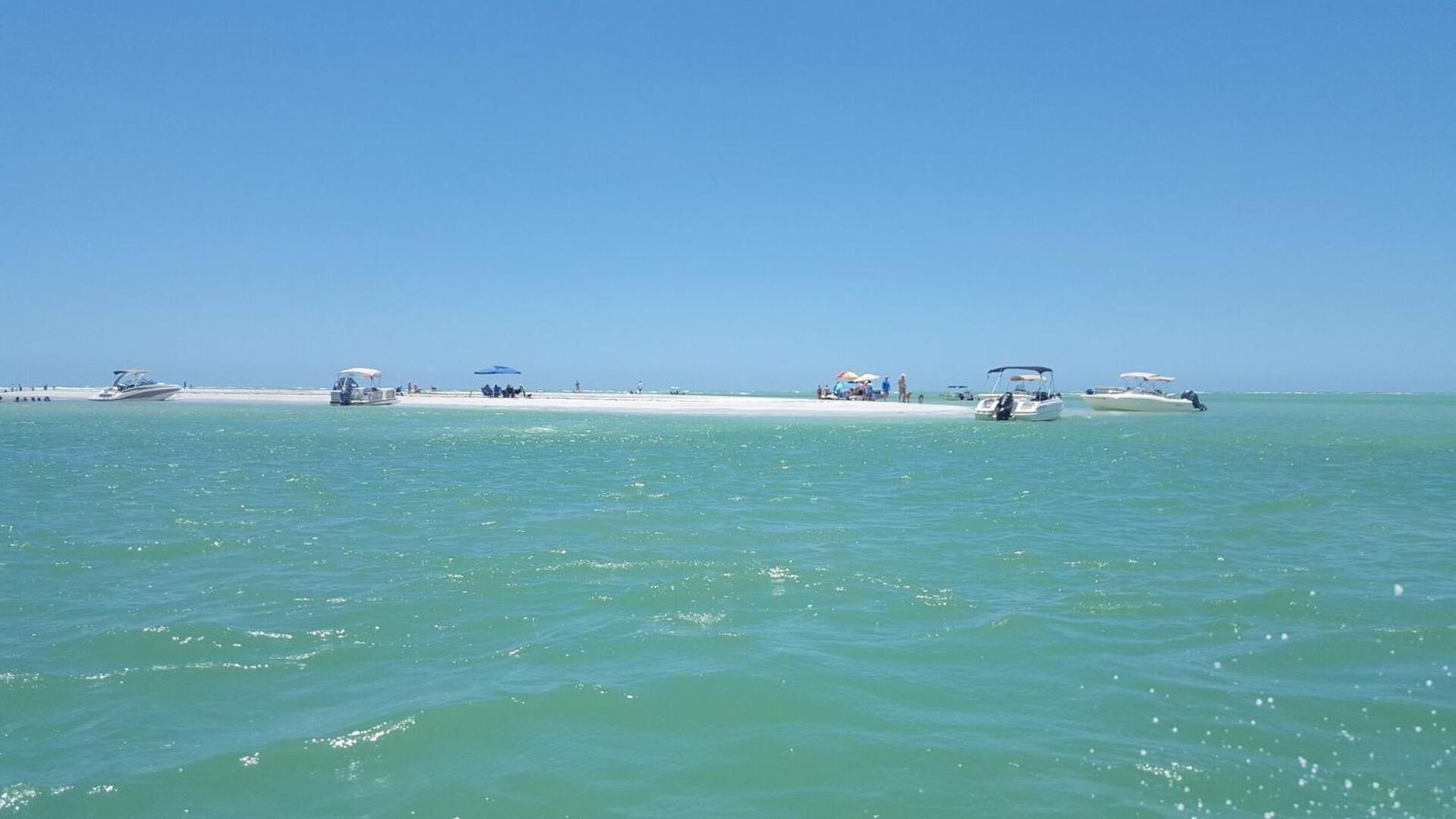 Holiday home Two Units! Pool, Jacuzzi, Sunsets, Bars, Snorkeling & Paddling. 1-min To Path Of Siesta Beach! *