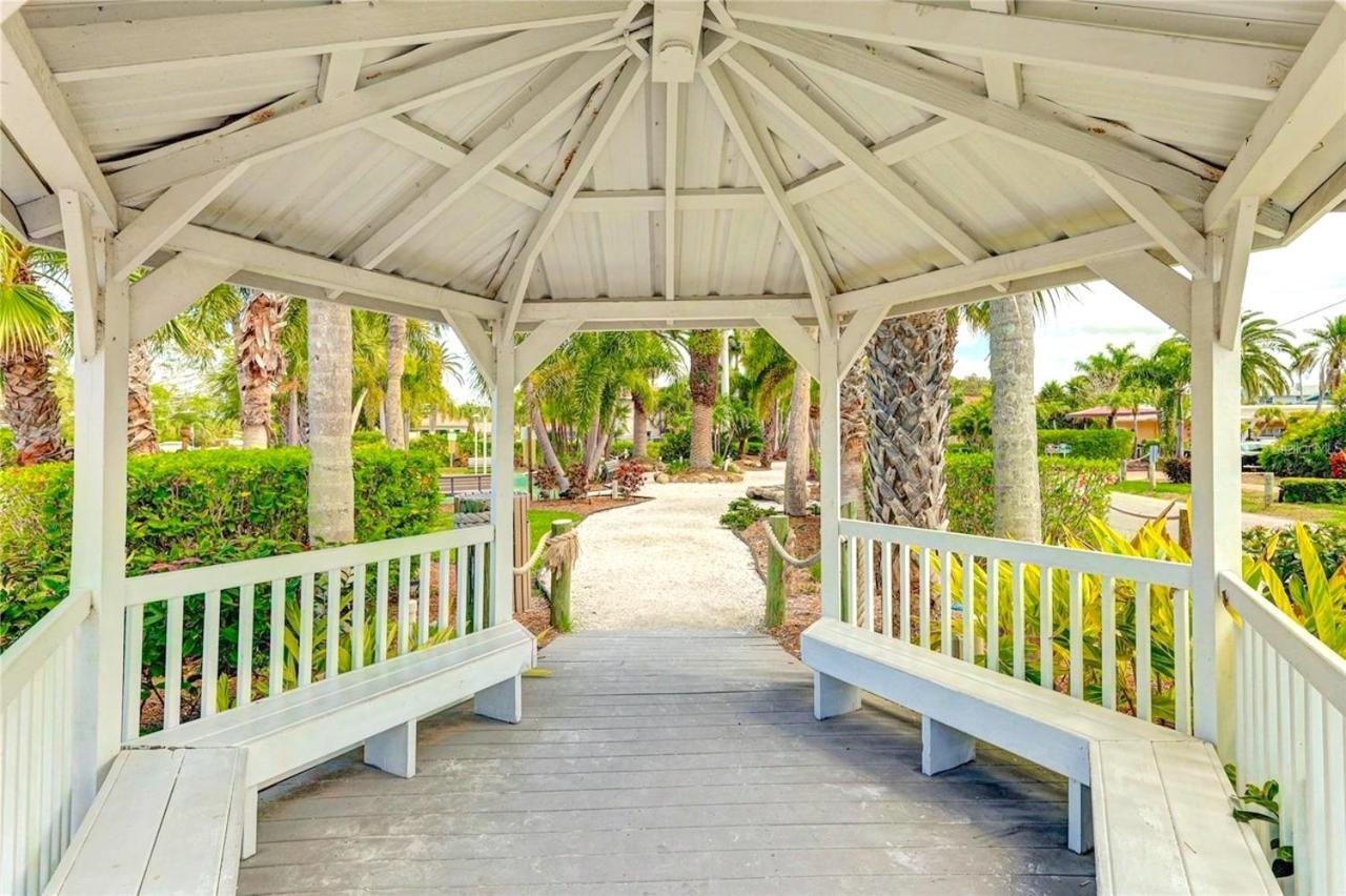 Holiday home Two Units! Pool, Jacuzzi, Sunsets, Bars, Snorkeling & Paddling. 1-min To Path Of Siesta Beach!
