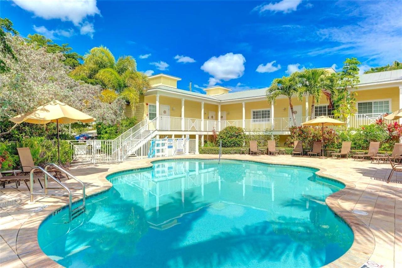 Holiday home Two Units! Pool, Jacuzzi, Sunsets, Bars, Snorkeling & Paddling. 1-min To Path Of Siesta Beach!