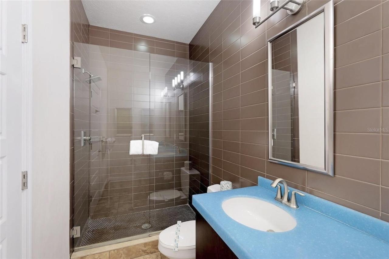 Holiday home Two Units! Pool, Jacuzzi, Sunsets, Bars, Snorkeling & Paddling. 1-min To Path Of Siesta Beach! Siesta Key