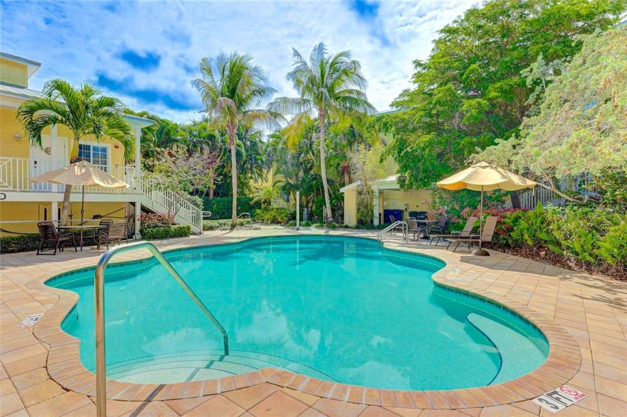 Holiday home Two Units! Pool, Jacuzzi, Sunsets, Bars, Snorkeling & Paddling. 1-min To Path Of Siesta Beach! *
