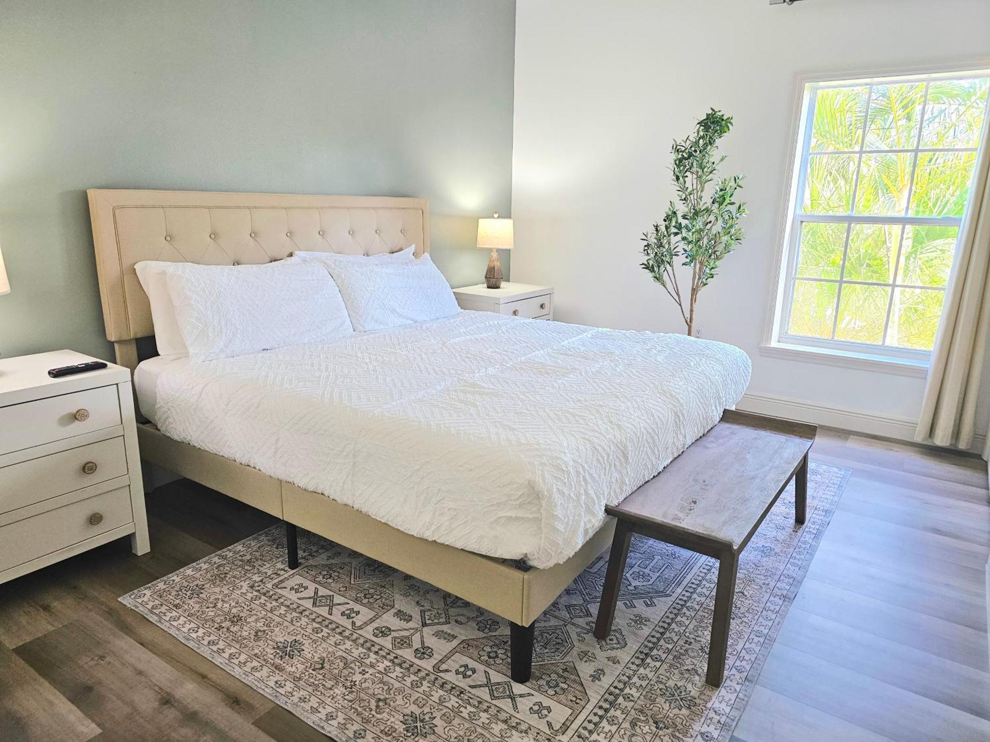 Two Units! Pool, Jacuzzi, Sunsets, Bars, Snorkeling & Paddling. 1-min To Path Of Siesta Beach!