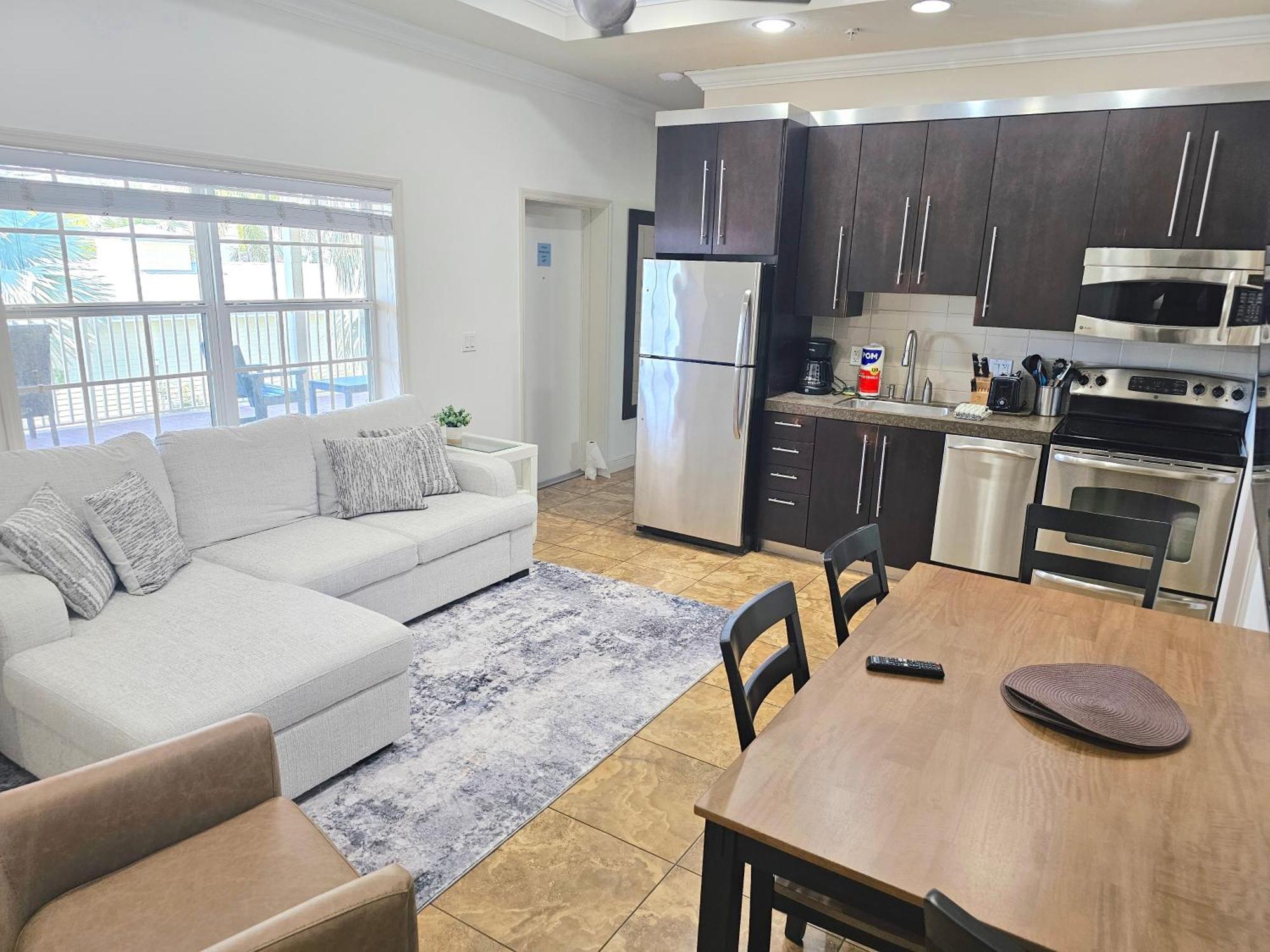 Two Units! Pool, Jacuzzi, Sunsets, Bars, Snorkeling & Paddling. 1-min To Path Of Siesta Beach! Holiday home *