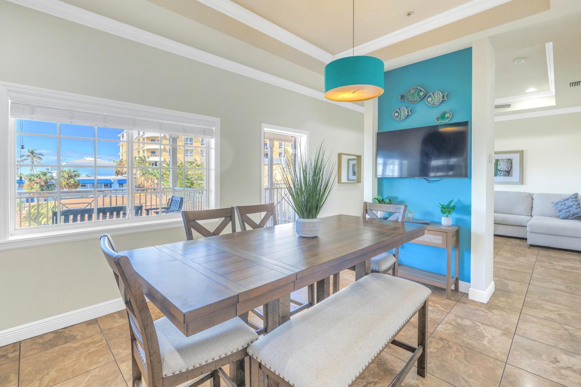 Holiday home Two Units! Pool, Jacuzzi, Sunsets, Bars, Snorkeling & Paddling. 1-min To Path Of Siesta Beach! *