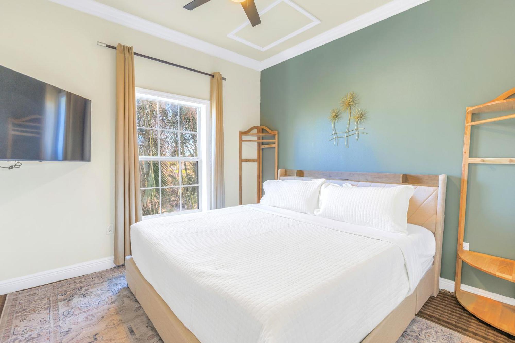 Two Units! Pool, Jacuzzi, Sunsets, Bars, Snorkeling & Paddling. 1-min To Path Of Siesta Beach! *