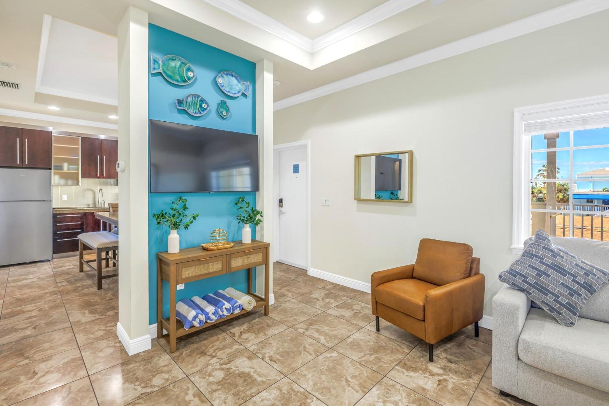Two Units! Pool, Jacuzzi, Sunsets, Bars, Snorkeling & Paddling. 1-min To Path Of Siesta Beach! Siesta Key