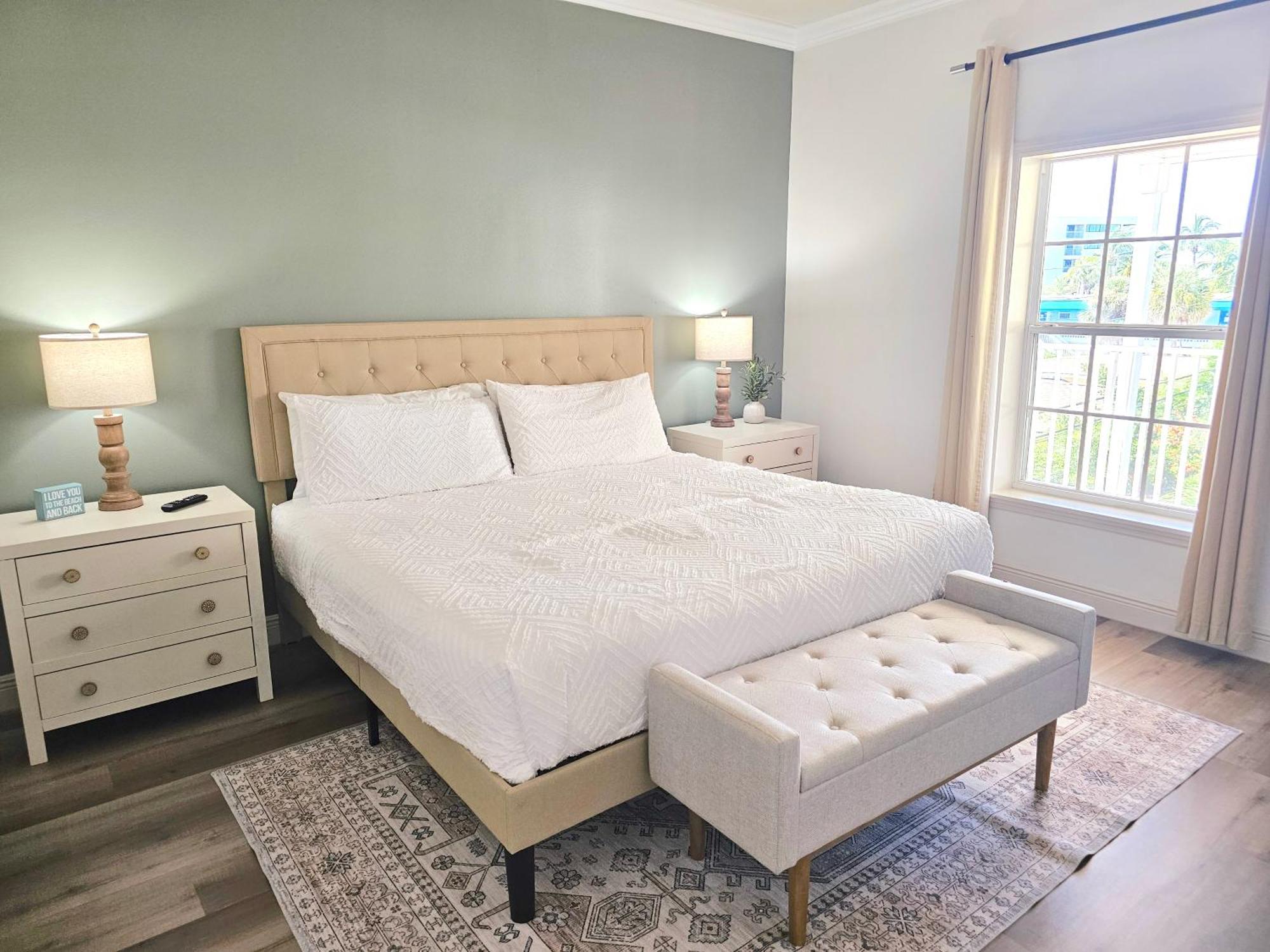 Two Units! Pool, Jacuzzi, Sunsets, Bars, Snorkeling & Paddling. 1-min To Path Of Siesta Beach! Siesta Key