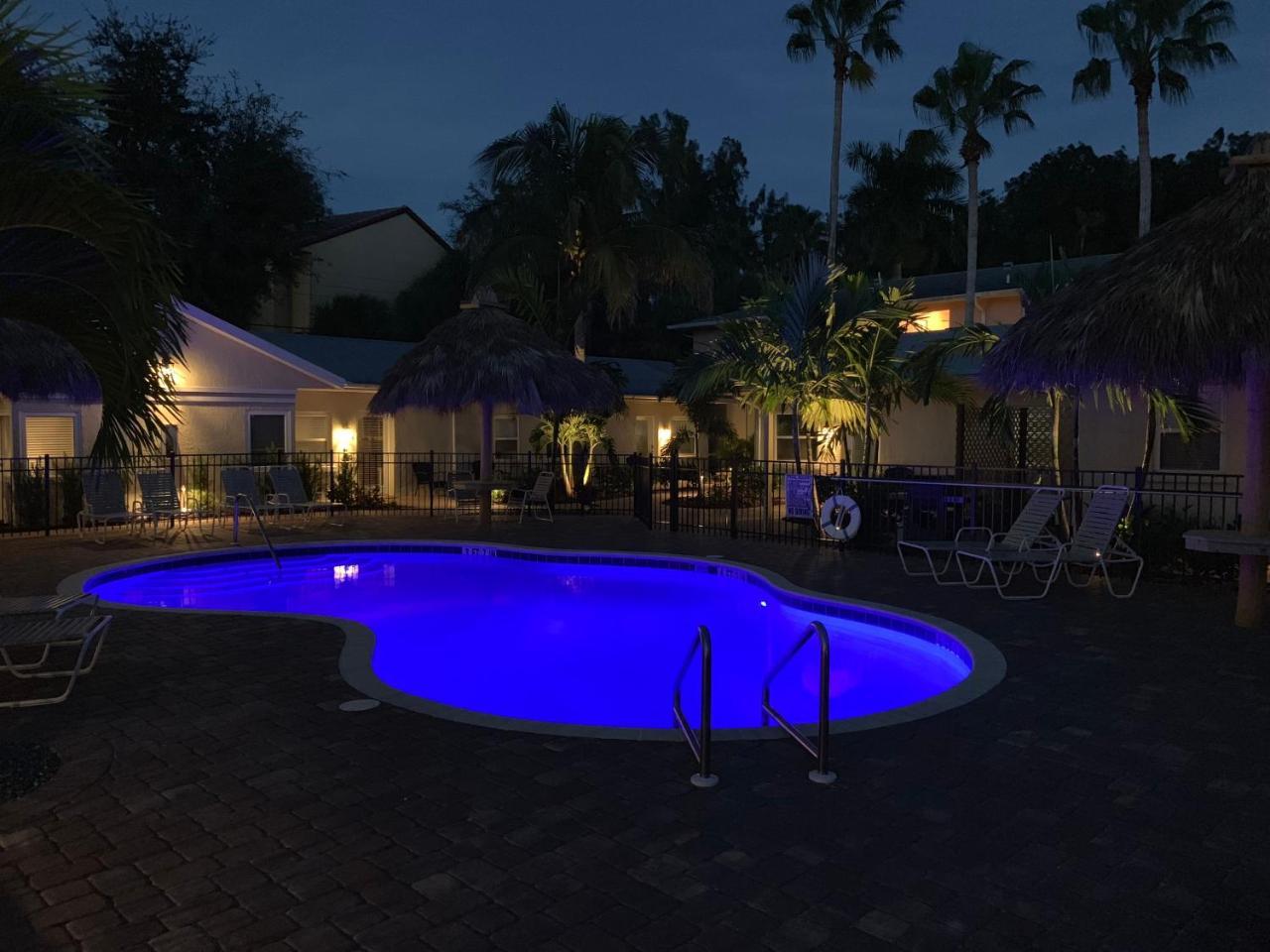 Twin Palms At Siesta Hotel