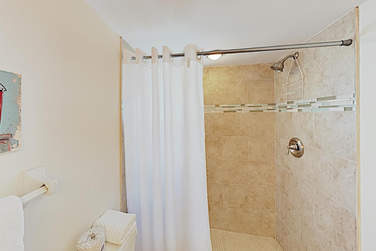 New Listing! Tropical Getaway - Steps To Sand Apts Apartment *
